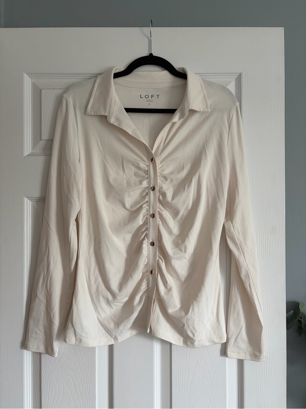 LOFT Cream Ruched Button-Front Long Sleeve Shirt